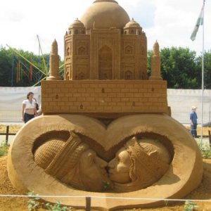16 «Тадж Махал – символ любви Шаха-Джахана к своей жене – сказочной красавице Мумтаз-Махал»