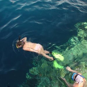 DSC00069 Внучка - проверка кромки рифа, 20м до дна