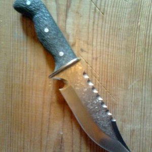 Этот нож мне подарили. Сделан клинок на оборонном заводе, из нержавейки, тоже наверное оборонная. Тот кто сделал говорит эта сталь может 50 лет в морс