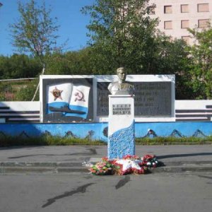 Памятник Ф.А. Видяеву, капитану подводных лодок Щ-421, Щ-422. 
19 боевых походов вовремя Второй мировой войны.