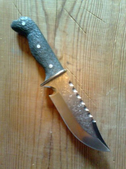Этот нож мне подарили. Сделан клинок на оборонном заводе, из нержавейки, тоже наверное оборонная. Тот кто сделал говорит эта сталь может 50 лет в морс