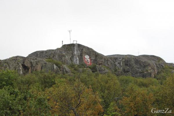Портрет Ленина на скале в Лиинахамаре