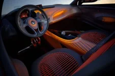 auto009.webp