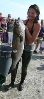 hot-girls-with-fish-21.webp