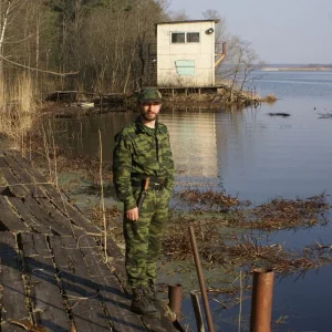 Заброшенная турбаза.
Есть даже пристань с заливом.