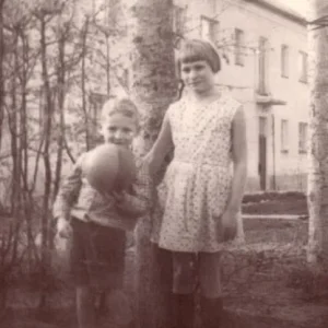 С сетренкой Светланой 
1969-й