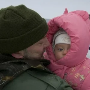 МОЯ ЛЮБИМАЯ ДОЧУРКА ))))) ВПЕРВЫЕ У МУЖЧИНЫ НА РУКАХ )))))