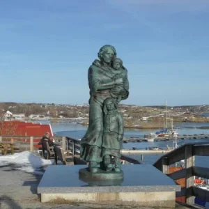 памятник всем ждущим нас женщинам