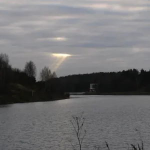 Во-о-о-н...там, где лучик, брёвнышки на дне лежат!
