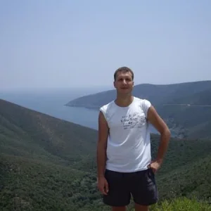 Дорога вдоль гор