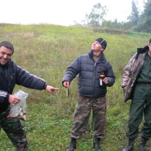 Кто еще над кем смеЁтся... в пакете рыба на сеть.... в руке на спининг!!!