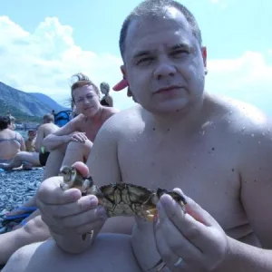 этот гад прокусил мне палец