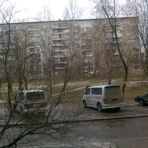 Две машинки под окном.