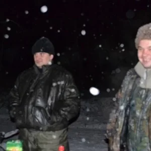 падал долгожданный снег))