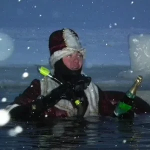 Миф развечан!
Дед Мороз вылезает не из камина,а из проруби.