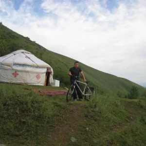 Утренняя прогулка в горах на велосипеде