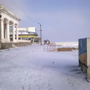 На заднем плане наш дельфинарий Немо. За "скромные деньги" там можно на фри порезвиться с дельфинами и белухами. Мне удалось это сделать прошлым летом