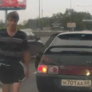 Чувак с битой. Из Тамбова. Обидчик Лаванды. тема здесь http://www.abirvalg.net/forum/showthread.php?t=13085&page=36 фото чуть крупнее