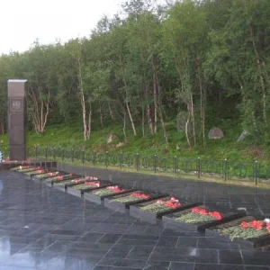 Мемориал погибшим морякам АПЛ "Курск"

На плитах перечислен весь экипаж подводной лодки