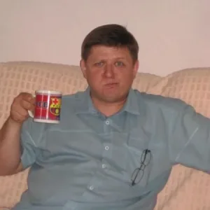 в пьянстве замечен не был, но днём с перекошенной рожей пил горячий чай приводя себя в норму!