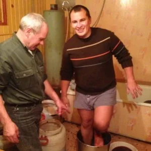 давим, чем сильнее, тем лучше
