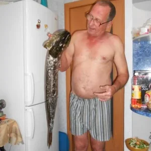 смотрит так какбудто хочет укусить