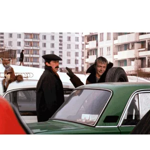 "Вот у этого совсем лысый резина. Дэвушка, это чья машина?
- Из 57-й квартиры!"

"-Мы ему покрышки принесли, его резины совсем лысые. Эти "Жигули"... 
