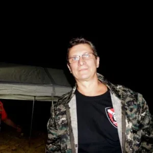 ...это он StaS_65 подобрал меня у 8 камазов , где я насиловал навигатор в поисках места встречи.. и тут он на коньке горбунке из темноты  возник ..бра