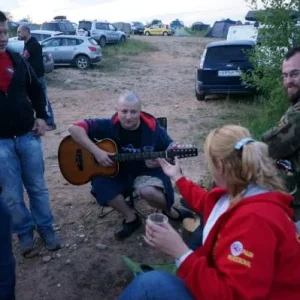 Sedrik за инструментом ... а уже утро... и самые крепкие активно ему подпевают и рукоплескают...