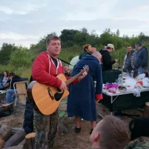 Weaver взял  инструмент из рук Sedrikа , который раздаёт поклоны благодарным слушателям...