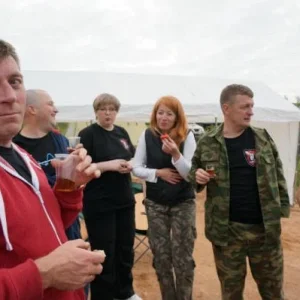 ...напитков  было так  много, что  про чай забыли и его пришлось экономить-пили  по чуть -чуть....
