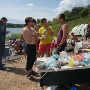 ....солнышко начинает по тихоньку припекать.....а Пётр даже не раздевался.....