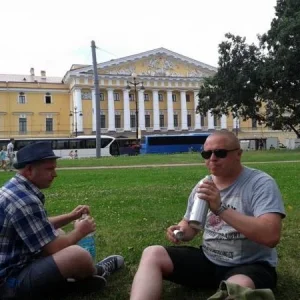 Пьем напротив адмиралтейства