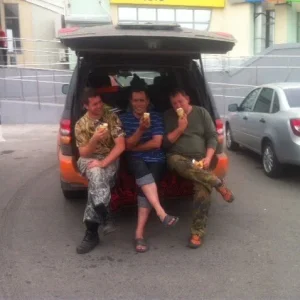 три девицы под окном