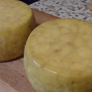 Чеддер. Шафран.Красное вино