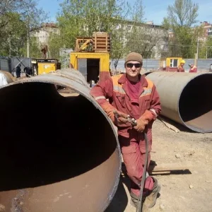 Ни  кочегары мы ни плотники