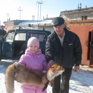 Дочурка и дед с трофеем