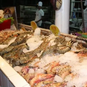морепродукты на каждом углу манили на ужин...