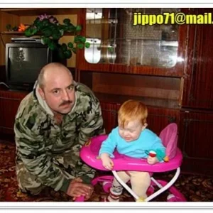 внучка!
 один раз решил оставить усы,так меня чуть живьем не сьели!