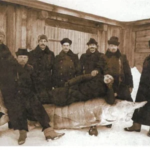 Мой дедуля на промысле )))