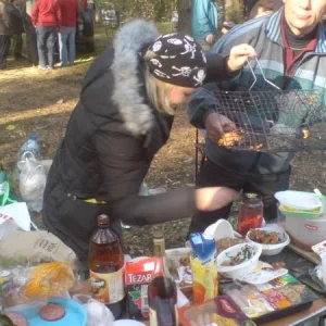 машка открывает новый метод выкладывания мяса из решетки. вывалить все сразу на стол :)
