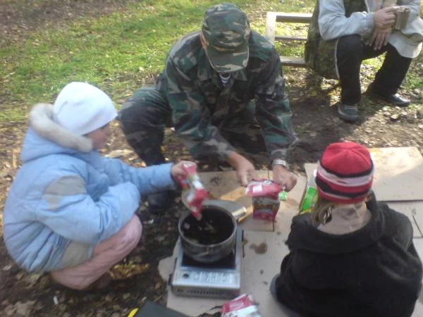 дети варят глинтвейн