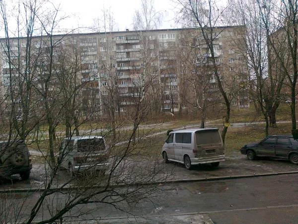 Две машинки под окном.