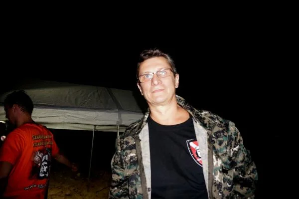 ...это он StaS_65 подобрал меня у 8 камазов , где я насиловал навигатор в поисках места встречи.. и тут он на коньке горбунке из темноты  возник ..бра