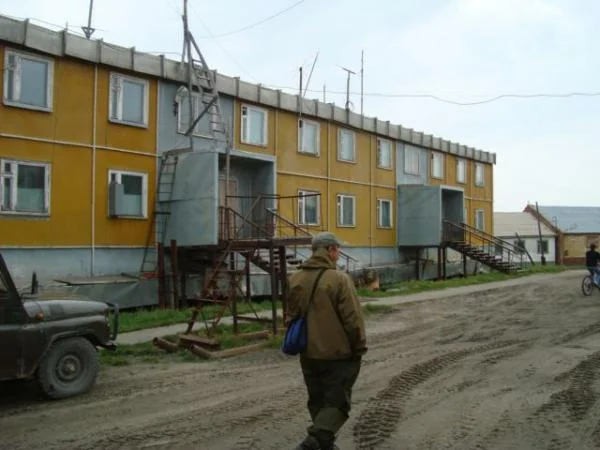 г. Амдерма жилые дома полностью обиты алюминиевыми листами