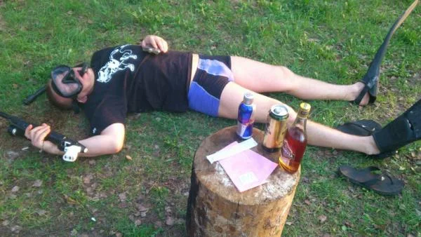 Летом нахуй шубу, валенки, шарф и шапку
Тусим по озёрам в трусилях и ластах
Не люблю я холод, вьюгу и позднюю осень
Люблю расположиться под кронами со