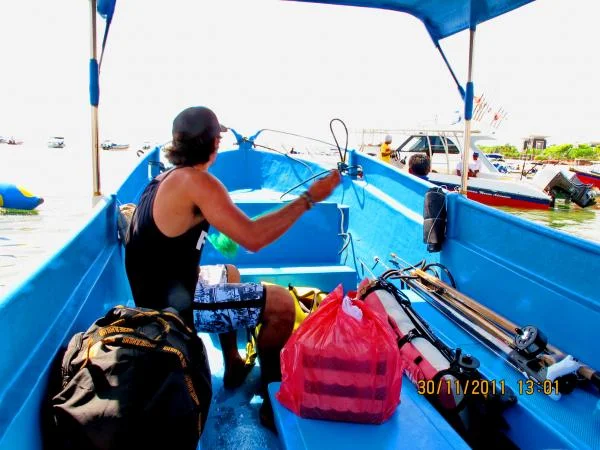 Марио, Балийский подвох. Раннее утро, выход из Nusa Dua. На столе стоит подвоховский обед на троих.