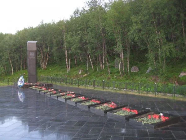 Мемориал погибшим морякам АПЛ "Курск"

На плитах перечислен весь экипаж подводной лодки