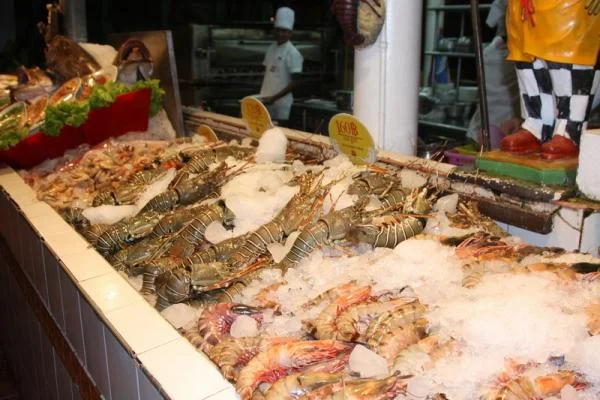 морепродукты на каждом углу манили на ужин...