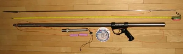 Морская зелинка из титана. Длина 1100мм
Диаметр 30,5мм. Ружье плавает в пресной воде, парусность минимальная. Рассчитано на 6,6 метров стрельбы.
